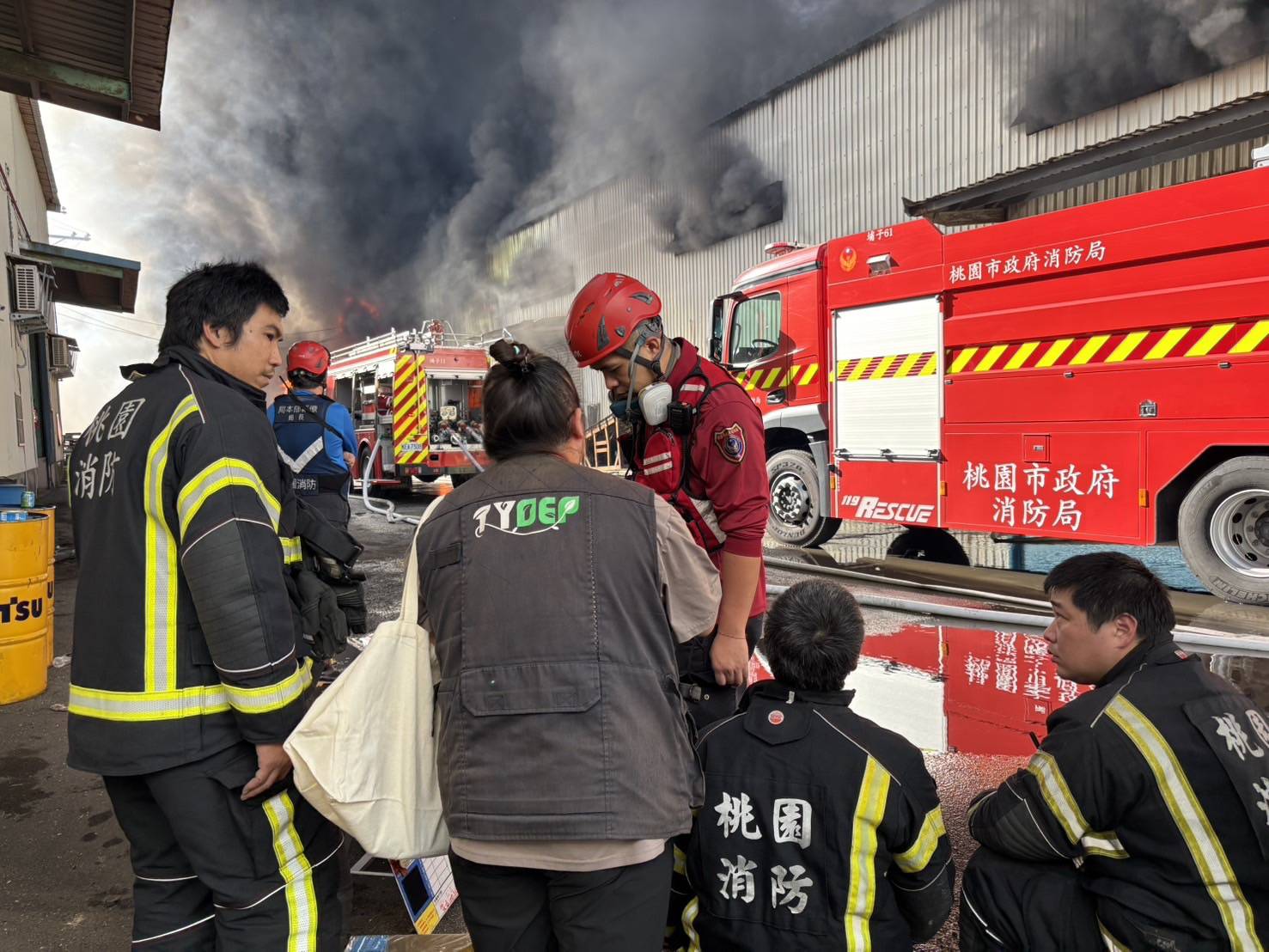 桃園蘆竹地下工廠大火釋放大量黑煙 環保局啟動空污緊急應變、非法工廠最高併罰 2,000 萬元 (4).jpg